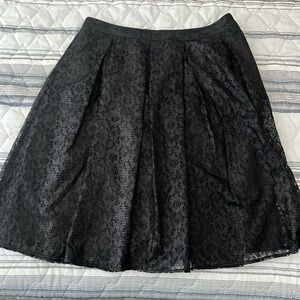 Lace knee length skirt w/ pockets